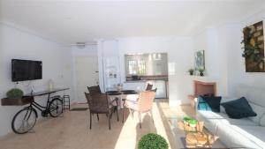 una sala de estar con un sofá y una mesa en REF 7082 Apartment Los Dolses, en Los Dolses