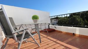 una mesa y una silla en un balcón en REF 7082 Apartment Los Dolses, en Los Dolses