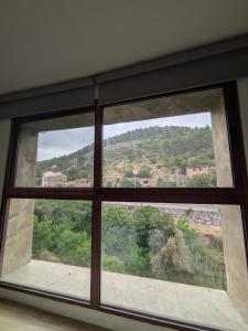 a window in a room with a view of a mountain at Casa rural El Mestre in Alcudia de Veo