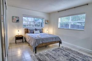 ein Schlafzimmer mit einem Bett und einem Fenster in der Unterkunft Downtown Home With Fire Pit, Just 5 Min to Beach in Sarasota