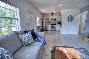ein Wohnzimmer mit Sofa und eine Küche in der Unterkunft Downtown Home With Fire Pit, Just 5 Min to Beach in Sarasota