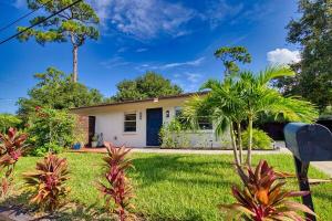 ein Haus mit einer Palme im Hof in der Unterkunft Downtown Home With Fire Pit, Just 5 Min to Beach in Sarasota