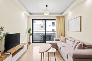 TV a/nebo společenská místnost v ubytování Downtown Finikoudes Beach Apartment