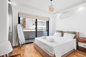 Postel nebo postele na pokoji v ubytování Downtown Finikoudes Beach Apartment