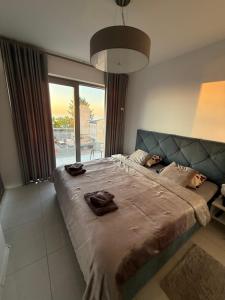 Łóżko lub łóżka w pokoju w obiekcie MIĘDZYZDROJE,BALTICUS PROMENADA GWIAZD 14, Apartament z odrębnym salonem i sypialnią z Widokiem na morze