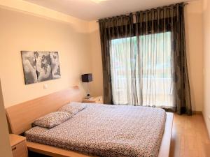 una camera da letto con un letto davanti a una finestra di Villa Filó , Vila Sol with pool a Quarteira