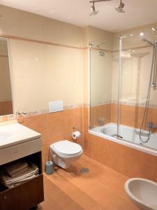 un bagno con un water, un lavandino e una vasca di Villa Filó , Vila Sol with pool a Quarteira