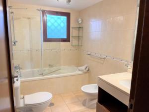 un bagno con vasca, WC e lavandino di Villa Filó , Vila Sol with pool a Quarteira Altre 27 foto