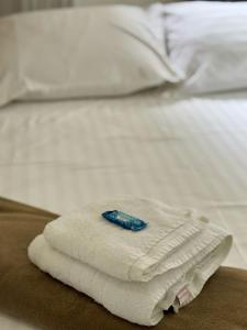 a pile of towels sitting on top of a bed at Chaves Maguari Locação por Temporada- Ananindeua in Ananindeua