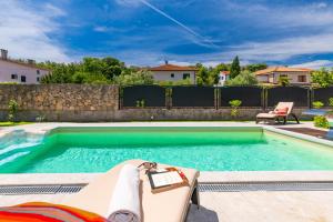 Bazén v ubytování Holiday house SEASCAPE I with private pool and spacious garden nebo v jeho okolí