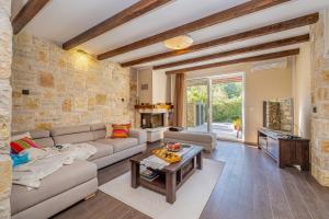 Posezení v ubytování Holiday house SEASCAPE I with private pool and spacious garden