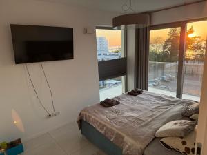 Łóżko lub łóżka w pokoju w obiekcie MIĘDZYZDROJE,BALTICUS PROMENADA GWIAZD 14, Apartament z odrębnym salonem i sypialnią z Widokiem na morze