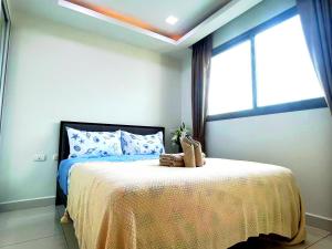 a bedroom with a bed and a window at Arcadia II Beach hotel in Pattaya South +32 photos