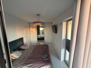 Telewizja i/lub zestaw kina domowego w obiekcie MIĘDZYZDROJE,BALTICUS PROMENADA GWIAZD 14, Apartament z odrębnym salonem i sypialnią z Widokiem na morze