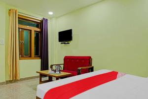 TV a/nebo společenská místnost v ubytování Hotel O Atharv Palace