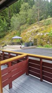 una panchina su un ponte con un gazebo di Kvamsdal Pensjonat 2 a Eidfjord