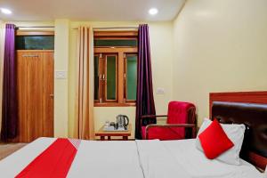 Postel nebo postele na pokoji v ubytování Hotel O Atharv Palace