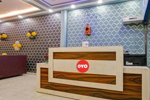 TV a/nebo společenská místnost v ubytování Hotel O Atharv Palace