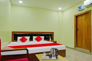 Postel nebo postele na pokoji v ubytování Hotel O Atharv Palace