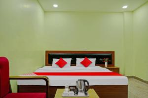 Postel nebo postele na pokoji v ubytování Hotel O Atharv Palace