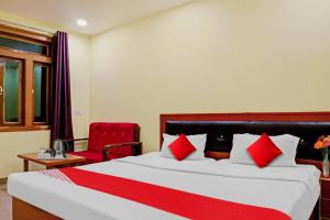 Postel nebo postele na pokoji v ubytování Hotel O Atharv Palace