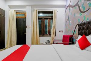 Postel nebo postele na pokoji v ubytování Hotel O Atharv Palace