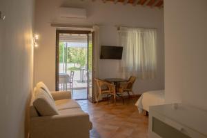 a living room with a bed and a table and chairs at Agriturismo Il Bagolaro in Nerola