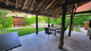 un ampio patio con tavolo e sedie in legno di Casa de las Eras a Valdesimonte