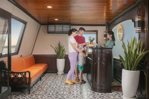 un grupo de personas de pie en un mostrador en una habitación en Star Boutique Cruise, en Ha Long