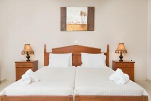A bed or beds in a room at Roubini Apartments