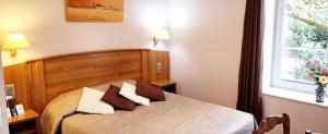 Postel nebo postele na pokoji v ubytování Logis Hôtel De France- Restaurant GRILL