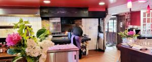 Kuchyň nebo kuchyňský kout v ubytování Logis Hôtel De France- Restaurant GRILL