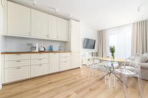 Una televisión o centro de entretenimiento en Apartment Opal 21 widok na morze w Balticus Promenada Gwiazd