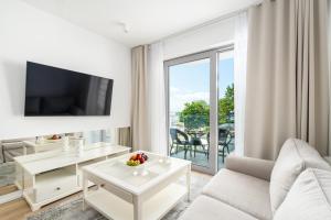 TV a/nebo společenská místnost v ubytování Apartment Opal 21 widok na morze w Balticus Promenada Gwiazd