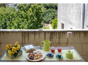 Una mesa con comida y bebidas en un balcón. en Le Dimore di Hanqorias, en Muro Leccese