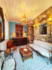 a living room with a couch and a table at Ipekyol Villa avec Piscine Privée in Çeşme