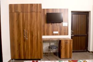 TV a/nebo společenská místnost v ubytování SIDDHAY APPARTMENTS - PG & Hostel - For Students, Faculties & Family