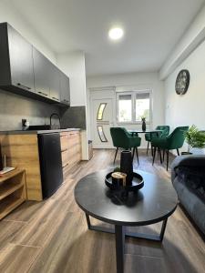 Kuchyň nebo kuchyňský kout v ubytování Apartmani Popivoda