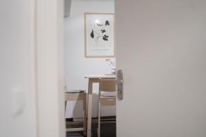 a room with a table and a chair and a picture at Altbautraum Esslingen Zentrum Studio 09 in Esslingen +5 photos