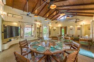 TV a/nebo společenská místnost v ubytování CosmicStays Joshet Farmstay Your Quiet Countryside Mediterranean Escape