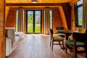 Posezení v ubytování Altus Highland Lodges + 21 fotografií