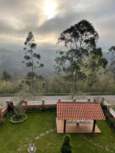 eine Bank in einem Garten mit Blick auf ein Feld in der Unterkunft Villa Pepita in Ayuela