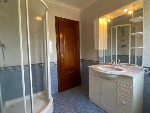 ein Badezimmer mit Dusche, Waschbecken und Badewanne in der Unterkunft Villa Pepita in Ayuela + 34 Fotos