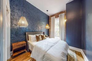 Ένα ή περισσότερα κρεβάτια σε δωμάτιο στο NEW Luxury Home near Downtown Close to Nulu