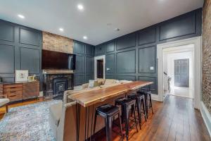 Μια τηλεόραση ή/και κέντρο ψυχαγωγίας στο NEW Luxury Home near Downtown Close to Nulu