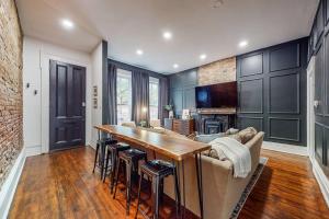 Μια τηλεόραση ή/και κέντρο ψυχαγωγίας στο NEW Luxury Home near Downtown Close to Nulu