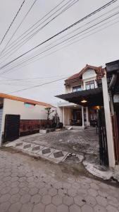 een buitenaanzicht van een huis met een stenen binnenplaats bij Agni Homestay in Timuran