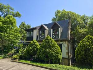 een huis met bomen ervoor bij La Casa de la Brujita with AC License ESS02999 in San Sebastian