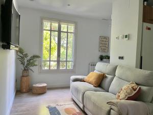 een woonkamer met een bank en een raam bij La Casa de la Brujita with AC License ESS02999 in San Sebastian