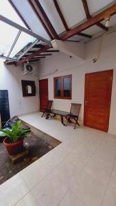 een kamer met 2 stoelen en een tafel. bij Agni Homestay in Timuran